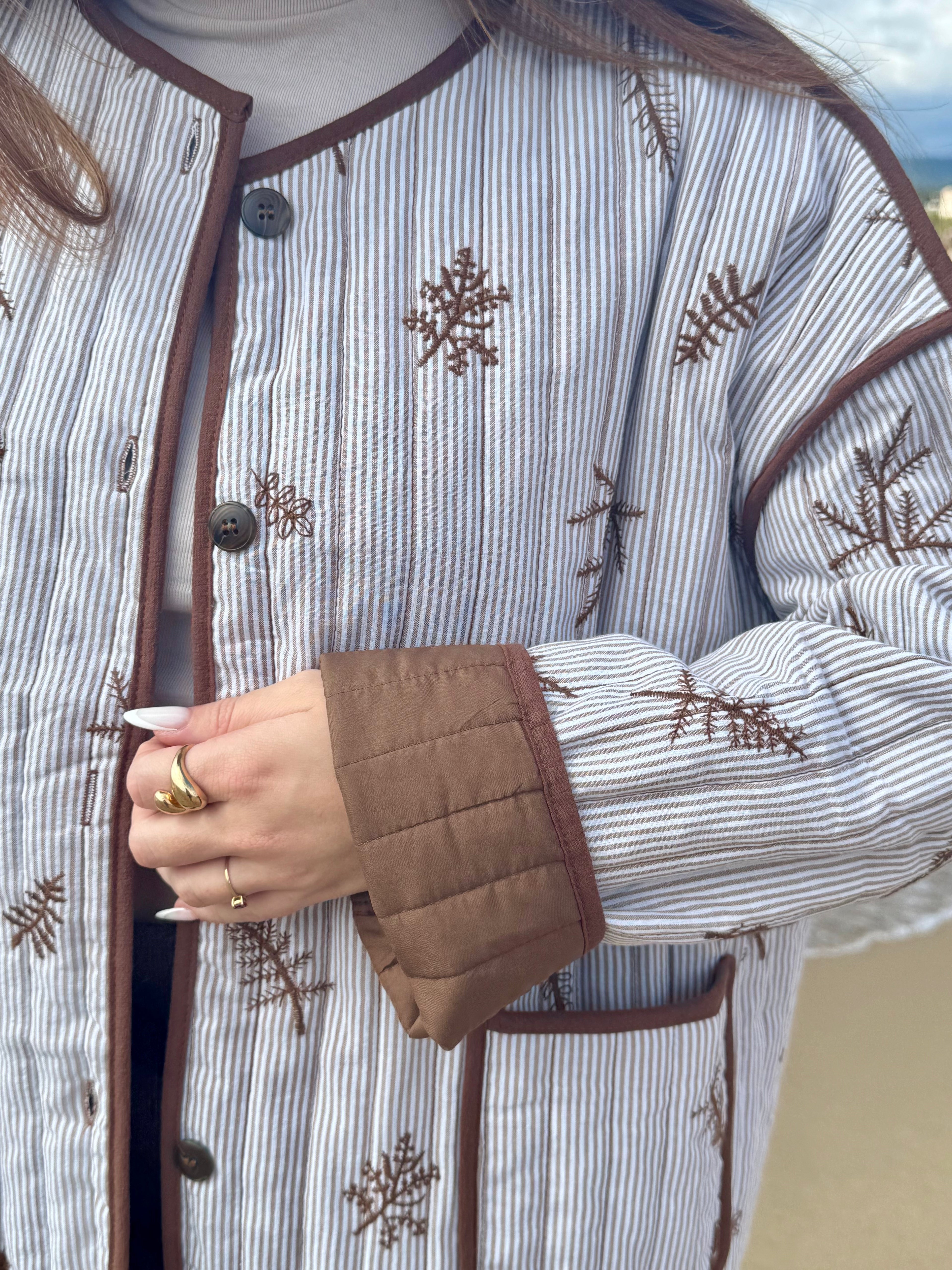 Veste matelassée beige à broderies